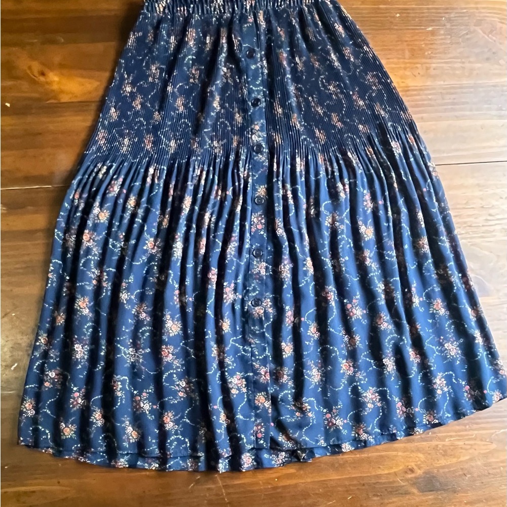 Chic Floral Midi Skirt in Navy Blue
